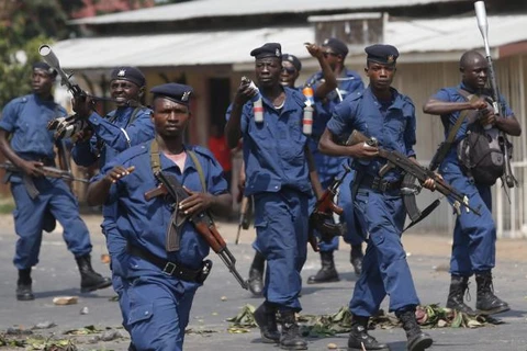 Cảnh sát triển khai ngăn chặn người biểu tình tại thủ đô Bujumbura của Burundi, ngày 29/5. (Nguồn: Reuters).