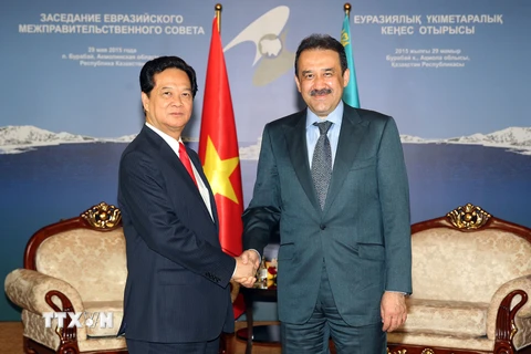Thủ tướng Nguyễn Tấn Dũng gặp Thủ tướng Kazakhstan, Karim Massimov. (Ảnh: Đức Tám/TTXVN)