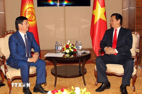 Thủ tướng Nguyễn Tấn Dũng gặp Thủ tướng Cộng hòa Kyrgystan, Temir Sariyev. (Ảnh: Đức Tám/TTXVN)