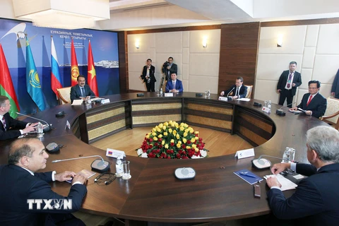 Thủ tướng Nguyễn Tấn Dũng gặp Lãnh đạo các nước thuộc Liên minh Kinh tế Á-Âu. (Ảnh: Đức Tám/TTXVN)