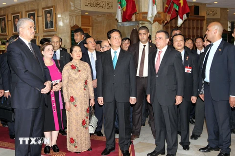 Thủ tướng Nguyễn Tấn Dũng cùng Phu nhân và Thủ tướng Algeria Abdelmalek Sellal đến thăm Bảo tàng Cựu chiến binh Algeria ở thủ đô Alger. (Ảnh: Đức Tám/TTXVN)