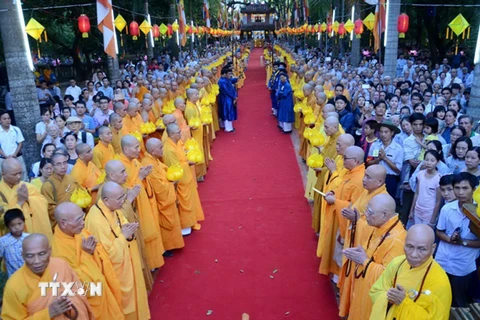 Lễ rước Phật từ chùa Điệu Đế sang chùa Từ Đàm, thành phố Huế (tỉnh Thừa Thiên-Huế). (Ảnh: Quốc Việt/TTXVN)