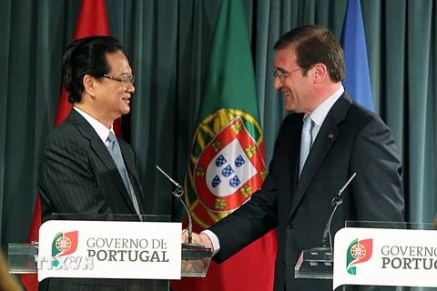 Thủ tướng Nguyễn Tấn Dũng và Thủ tướng Bồ Đào Nha Pedro Passos Coelho tại buổi gặp gỡ báo chí sau hội đàm. (Ảnh: Đức Tám/TTXVN)