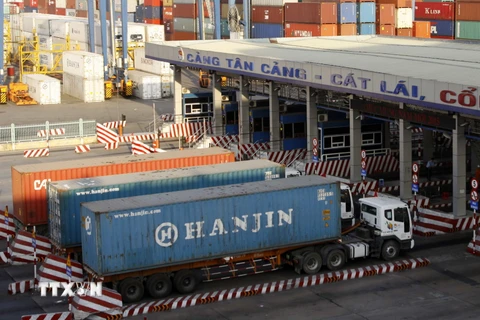 Xe container tại cổng ra vào tân cảng Cát Lái, Thành phố Hồ Chí Minh. (Ảnh: Hoàng Hải/TTXVN)