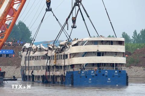 Hệ thống cần trục được triển khai để trục vớt tàu chìm (giữa) trên sông Dương Tử ngày 5/6. (Nguồn: THX/TTXVN)