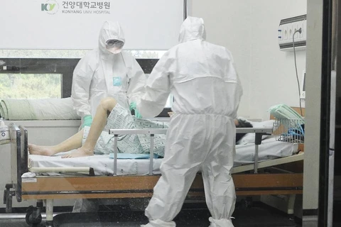 Chăm sóc bệnh nhân nghi nhiễm MERS ở Hàn Quốc. (Nguồn: Yonhap)
