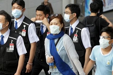 Người dân Hàn Quốc ra đường với khẩu trang phòng ngừa lây nhiễm MERS. (Nguồn: Getty Images)