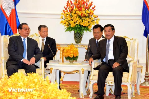 Phó Chủ tịch Đảng Nhân dân Campuchia, Thủ tướng Hun Sen tiếp Thường trực Ban Bí thư Lê Hồng Anh. (Ảnh: Chí Hùng/Vietnam+)