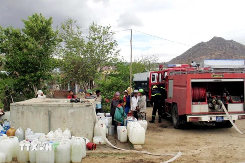 Người dân vùng cao xã Phước Trung, huyện Bác Ái, Ninh Thuận lấy nước sinh hoạt từ nguồn hỗ trợ của địa phương. (Ảnh: Công Thử/TTXVN)