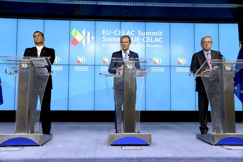 Tổng thống Ecuador Rafael Correa (trái), Chủ tịch Hội đồng châu Âu Donald Tusk (giữa) và Chủ tịch EC Jean-Claude Juncker tại cuộc họp báo sau phiên bế mạc Hội nghị EU-CELAC. (Nguồn: AFP/TTXVN)
