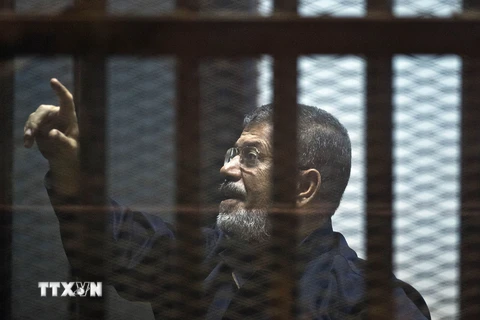 Cựu Tổng thống Mohamed Morsi tại phiên tòa xét xử ở Cairo. (Nguồn: AFP/TTXVN)
