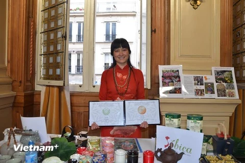 Bà Vũ Thị Thu Hằng khi nhận hai giải thưởng cho các sản phẩm của công ty càphê Sobica. (Ảnh: Bích Hà/Vietnam+)