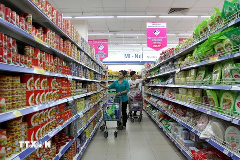 Người tiêu dùng mua hàng bình ổn thị trường tại hệ thống siêu thị Saigon Co.op-Thành phố Hồ Chí Minh. (Ảnh: Thanh Vũ/TTXVN)