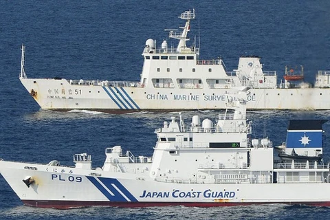 Tàu hải giám Trung Quốc và tàu của lực lượng bảo vệ bờ biển Nhật Bản chạm trán nhau gần khu vực đảo tranh chấp hai bên. (Nguồn: AP)