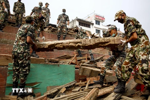 Quân đội Nepal làm nhiệm vụ tại một khu đền bị phá hủy sau động đất ở thủ đô Kathmadu ngày 30/5. (Nguồn: THX/TTXVN