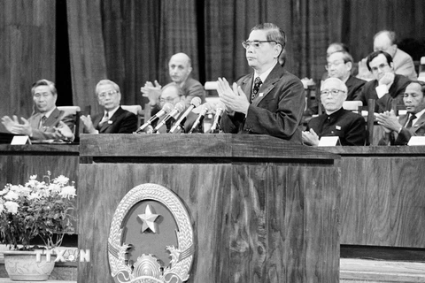 Tổng Bí thư Nguyễn Văn Linh đọc diễn văn bế mạc Đại hội Đảng lần thứ VI ngày 18/12/1986. (Ảnh: Minh Đạo/TTXVN)