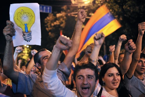 Người biểu tình ở thủ đô Yerevan của Armenia, ngày 25/6. (Nguồn: AFP