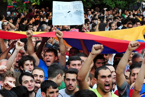 Người biểu tình tại thủ đô Yerevan của Armenia, ngày 24/6. (Nguồn: AFP)
