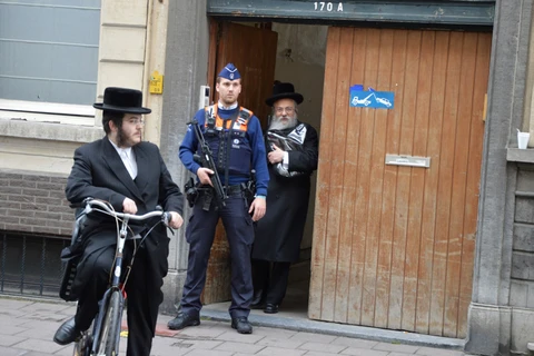 Cảnh sát Bỉ đứng gác bên ngoài một nhà thờ của người Do Thái, năm 2014. (Nguồn: FLASH90)