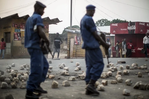 Cảnh sát Burundi tuần tra sau khi người dân của quận Nyakabiga ở Bujumbura gây bạo động phản đối một cuộc tuần hành do một đảng chính trị của liên minh chính phủ tổ chức ngày 26/6. (Nguồn: AFP) 