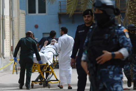 Vận chuyển người bị thương trong vụ tấn công thánh đường Hồi giáo ở Kuwait City, hôm 26/6. (Nguồn: AFP