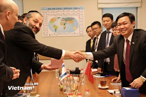 Trưởng Ban Vương Đình Huệ bắt tay ông Arye Deri, Bộ trưởng Kinh tế Israel trước buổi làm việc. (Ảnh: Quang Hoàn/Vietnam+) 