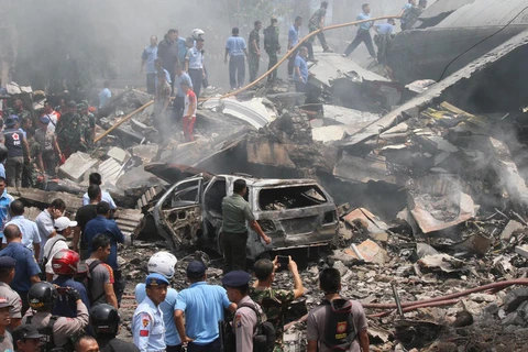 Hiện trường vụ rơi máy bay vận tải quân sự C-130 Hercules của không quân Indonesia ở thành phố Medan. (Nguồn: AP)