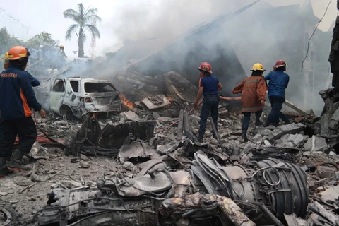 Hiện trường vụ rơi máy bay vận tải quân sự C-130 Hercules của không quân Indonesia ở thành phố Medan. (Nguồn: Reuters)