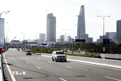 Các phương tiện lưu thông trên tuyến Đại lộ Đông Tây, Thành phố Hồ Chí Minh. (Ảnh: Hoàng Hải/TTXVN) 
