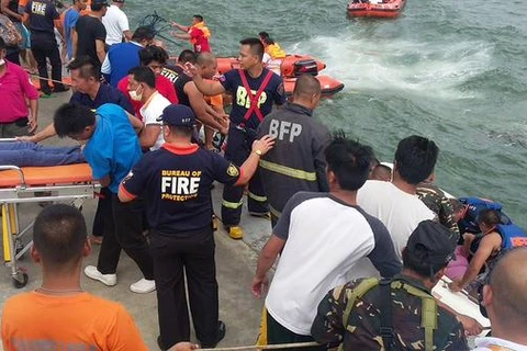 Các lực lượng cứu hộ khẩn trương cứu hộ các nạn nhân vụ lật phà được đưa vào bờ ở thành phố Ormoc. (Nguồn: ANCALERTS)