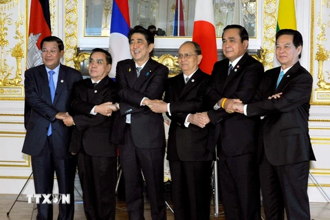 Thủ tướng Nhật Bản Shinzo Abe (thứ ba từ trái sang) và 5 Trưởng đoàn các nước Mekong chụp ảnh chung. (Ảnh: Đức Tám/TTXVN)