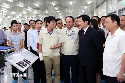 Chủ tịch nước Trương Tấn Sang thăm Nhà máy điện tử Samsung – Thái Nguyên (SEVT). (Ảnh: Nguyễn Khang/TTXVN)