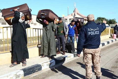 Cảnh sát Tunisia theo dõi những người Libya đi qua biên giới sang Tunisia. (Nguồn: thetimes.co.uk)