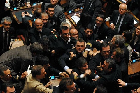 Nghị sỹ Italy lao vào ẩu đả tại buổi họp thông qua luật giáo dục