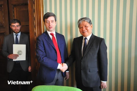 Bộ trưởng Tư pháp Italy Andrea Orlando (giữa) bắt tay Bộ trưởng Tư pháp Việt Nam Hà Hùng Cường trong cuộc gặp sáng 9/7. (Ảnh: Anh Ngọc/Vietnam) 