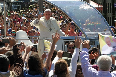 Giáo hoàng được các giáo dân chào đón khi ông tới thành phố Santa Cruz. (Nguồn: AFP)