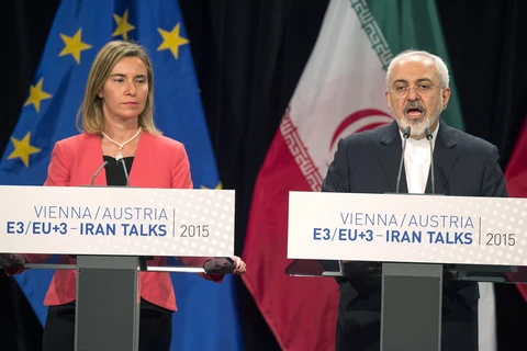 Đại diện cấp cao về chính sách đối ngoại và an ninh của EU Federica Mogherini và Ngoại trưởng Iran Mohammad Javad Zari tại buổi họp báo ở Vienna, Áo ngày 14/7. (Nguồn: AFP) 