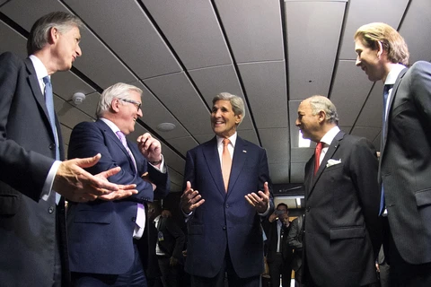 Ngoại trưởng Mỹ John Kerry (ở giữa) cùng ngoại trưởng các nước Phương Tây tham dự đàm phán hạt nhân Iran ở Vienna, Áo. (Nguồn: AFP)