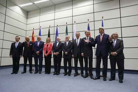 Các trưởng đoàn đàm phán hạt nhân Iran chụp ảnh chung tại trụ sở Liên hợp quốc ở Vienna, Áo, ngày 14/7. (Nguồn: AFP)