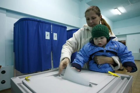 Người dân miền Đông Ukraine đi bỏ phiếu bầu lãnh đạo tại vùng lực lượng ly khai chiếm giữ, tháng 11/2014. (Nguồn: AFP)