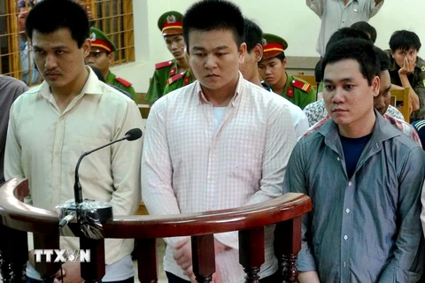 3 bị cáo nguyên là Công an xã Tân Phú đứng trước vành móng ngựa nghe Tòa tuyên án. (Ảnh: Thanh Tân/TTXVN)