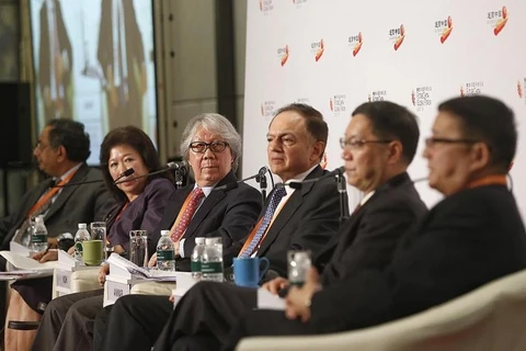 Đại sứ lưu động Bộ Ngoại giao ​Singapore Tommy Koh (thứ ba, từ trái qua) cùng các diễn giả tham dự diễn đàn. (Nguồn: straitstimes.com) 