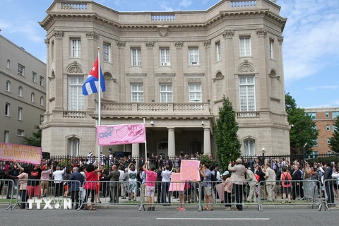 Quốc kỳ Cuba tung bay tại Đại sứ quán nước này ở Thủ đô Washington, Mỹ. (Ảnh: Thanh Tuấn/TTXVN)