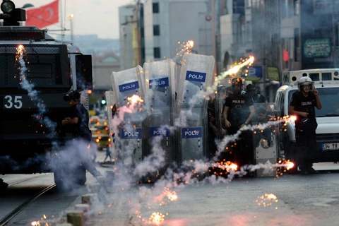 Cảnh sát Thổ Nhĩ Kỳ đụng độ với người biểu tình ở Kadikoy. (Nguồn: AFP)