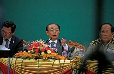 Quốc vụ khanh Bộ Ngoại giao Campuchia Long Vislo (giữa). (Nguồn: phnompenhpost.com)