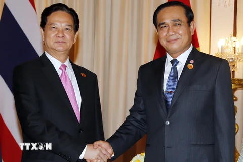 Thủ tướng Nguyễn Tấn Dũng và Thủ tướng Thái Lan Prayut Chan-o-cha. (Ảnh: Đức Tám/TTXVN)