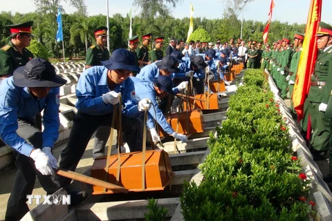 Quang cảnh lễ truy điệu và an táng hài cốt các liệt sỹ tại Nghĩa trang Liệt sỹ Tam Nông, Đồng Tháp. (Ảnh: Huỳnh Phúc Hậu/TTXVN)