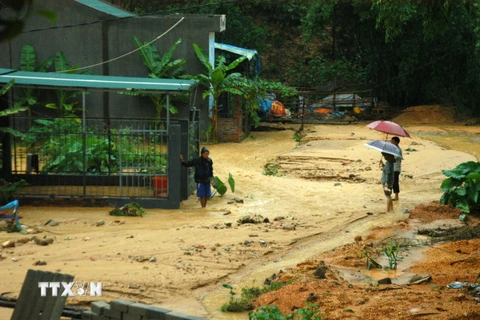 Nước lũ từ trên đồi đổ xuống nhà các hộ dân tại phường Hồng Hà (Hạ Long). (Ảnh: Nguyễn Hoàng/TTXVN