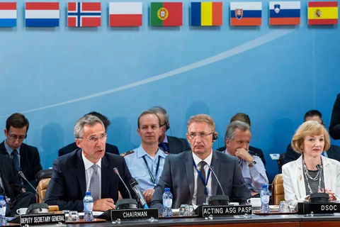 Tổng thư ký Tổ chức Hiệp ước Bắc Đại Tây Dương (NATO) Jens Stoltenberg (trái) phát biểu tại cuộc họp. (Nguồn: AP) 