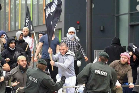 Các phần tử cực đoan ở Đức đụng độ với cảnh sát. (Nguồn: mehr-fci.ir)